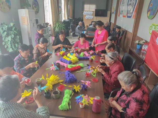 兴隆街道斑竹村开展手工扭扭花制作活动